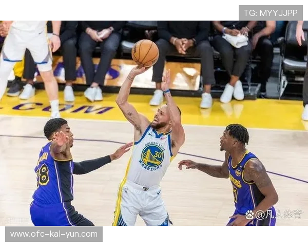 库里三分点燃全场，勇士球迷再次沸腾